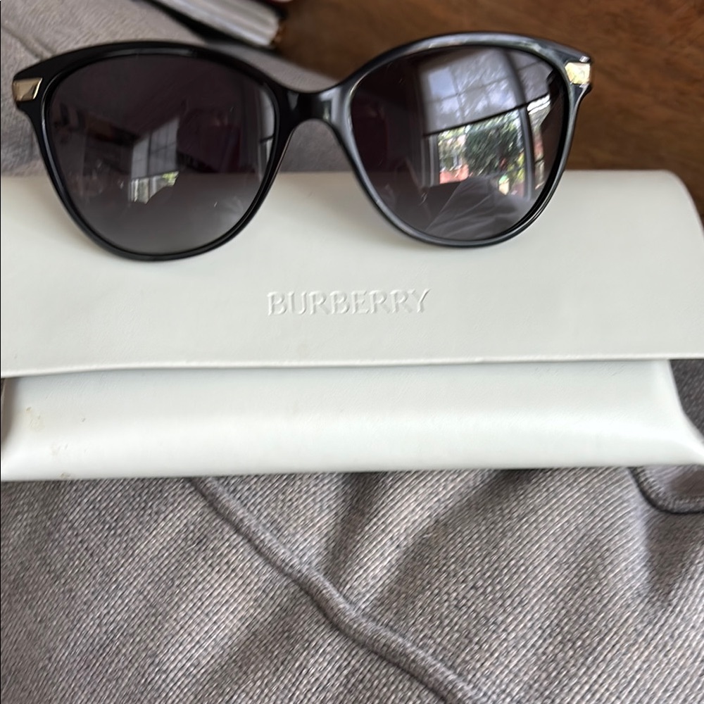 Burberry Black Cat-Eye Sunglasses with Gradient Lenses